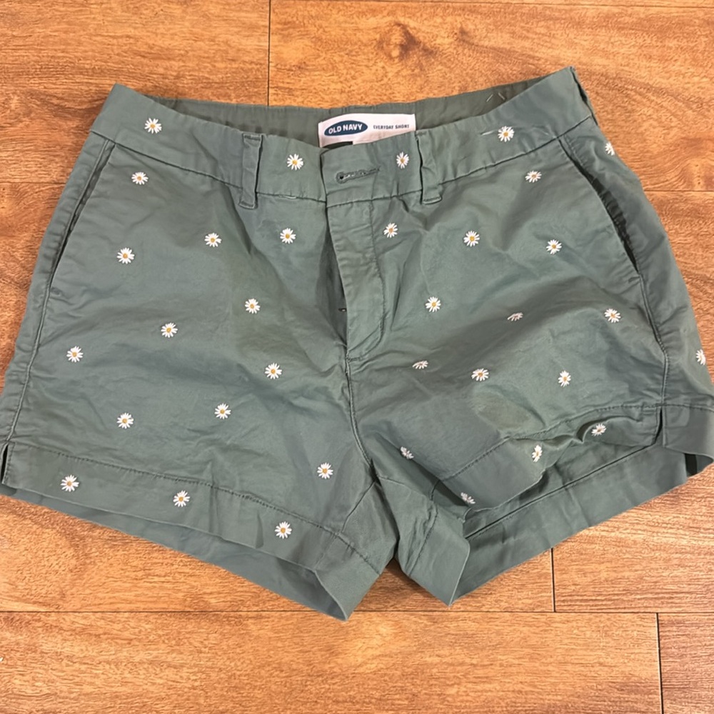 Old navy, size 6, green shorts with daisy flowers Gently worn in great condition - Picture 2 of 5